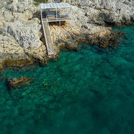 Kalkan Kalamar Koyunda Denize Sifir Oezel Platformlu Elena 2 Kaş