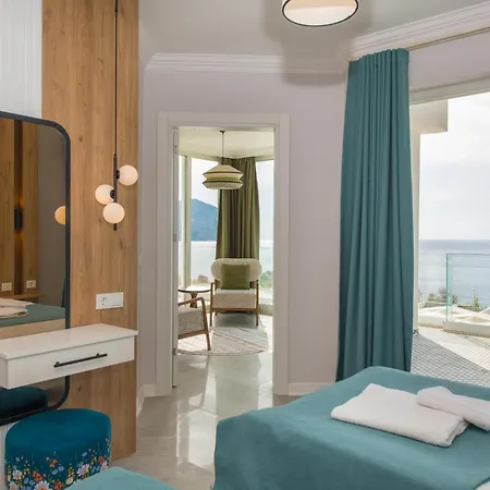 Kalkan Kalamar Koyunda Denize Sifir Oezel Platformlu Elena 2 *