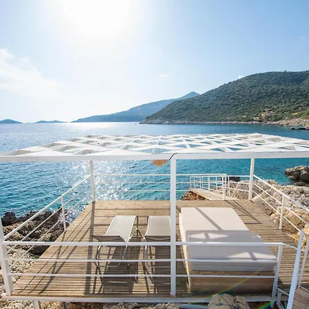 Kalkan Kalamar Koyunda Denize Sifir Oezel Platformlu Elena 2 *