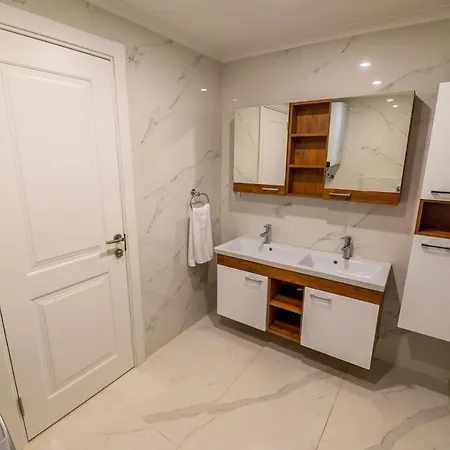 Kalkan Kalamar Koyunda Denize Sifir Oezel Platformlu Elena 2 *