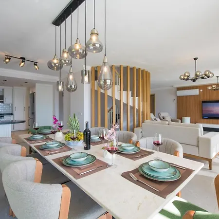 Kalkan Kalamar Koyunda Denize Sifir Oezel Platformlu Elena 2