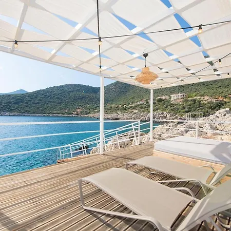 Kalkan Kalamar Koyunda Denize Sifir Oezel Platformlu Elena 2