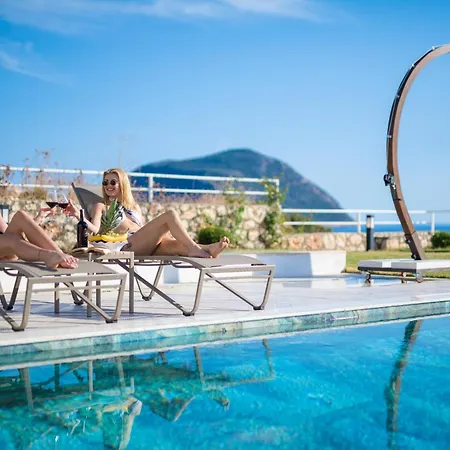 Kalkan Kalamar Koyunda Denize Sifir Oezel Platformlu Elena 2 *